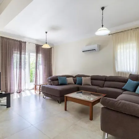 Melania - Garden Haven Near Coral Bay *