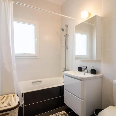 Melania - Garden Haven Near Coral Bay