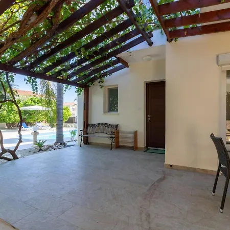 Melania - Garden Haven Near Coral Bay