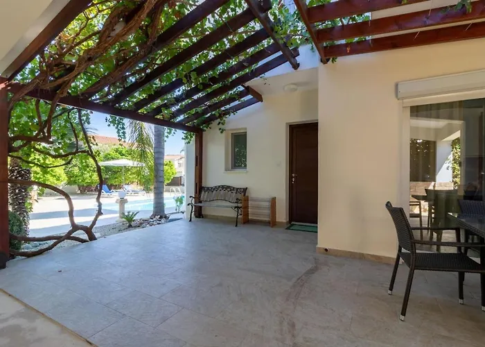 Melania - Garden Haven Near Coral Bay