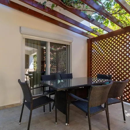 Melania - Garden Haven Near Coral Bay