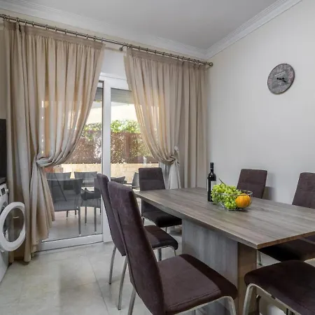 Nyaraló Melania - Garden Haven Near Coral Bay Péjia