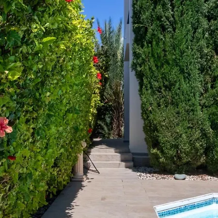 Melania - Garden Haven Near Coral Bay *