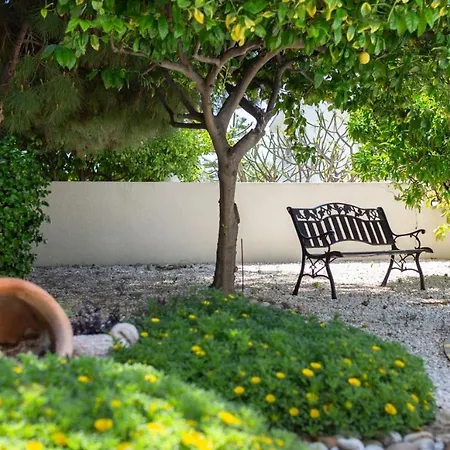 Melania - Garden Haven Near Coral Bay