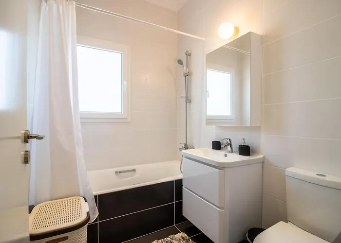 Melania - Garden Haven Near Coral Bay