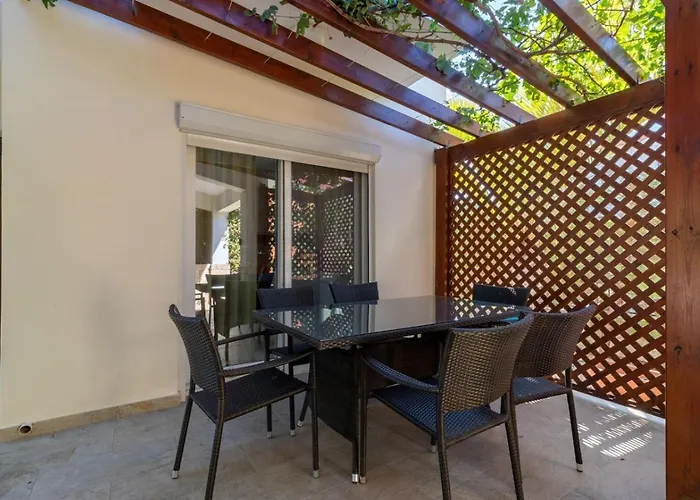 Melania - Garden Haven Near Coral Bay